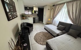 Secure Cottage With Wifi And Plex Or Tambo Airport